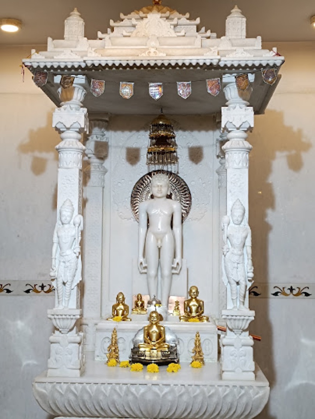 Main Mahaveer murti at Shri Digambar Mahaveer Jain Temple